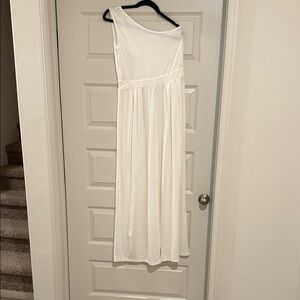 Elegant White One-Shoulder Jumper
